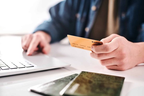 Pourquoi donner une carte bancaire à un mineur ?